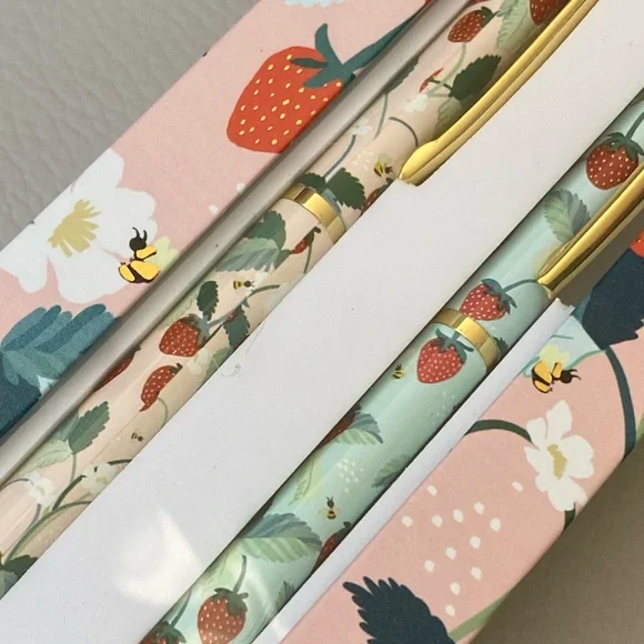Strawberry Pen set - Picture 2 of 4